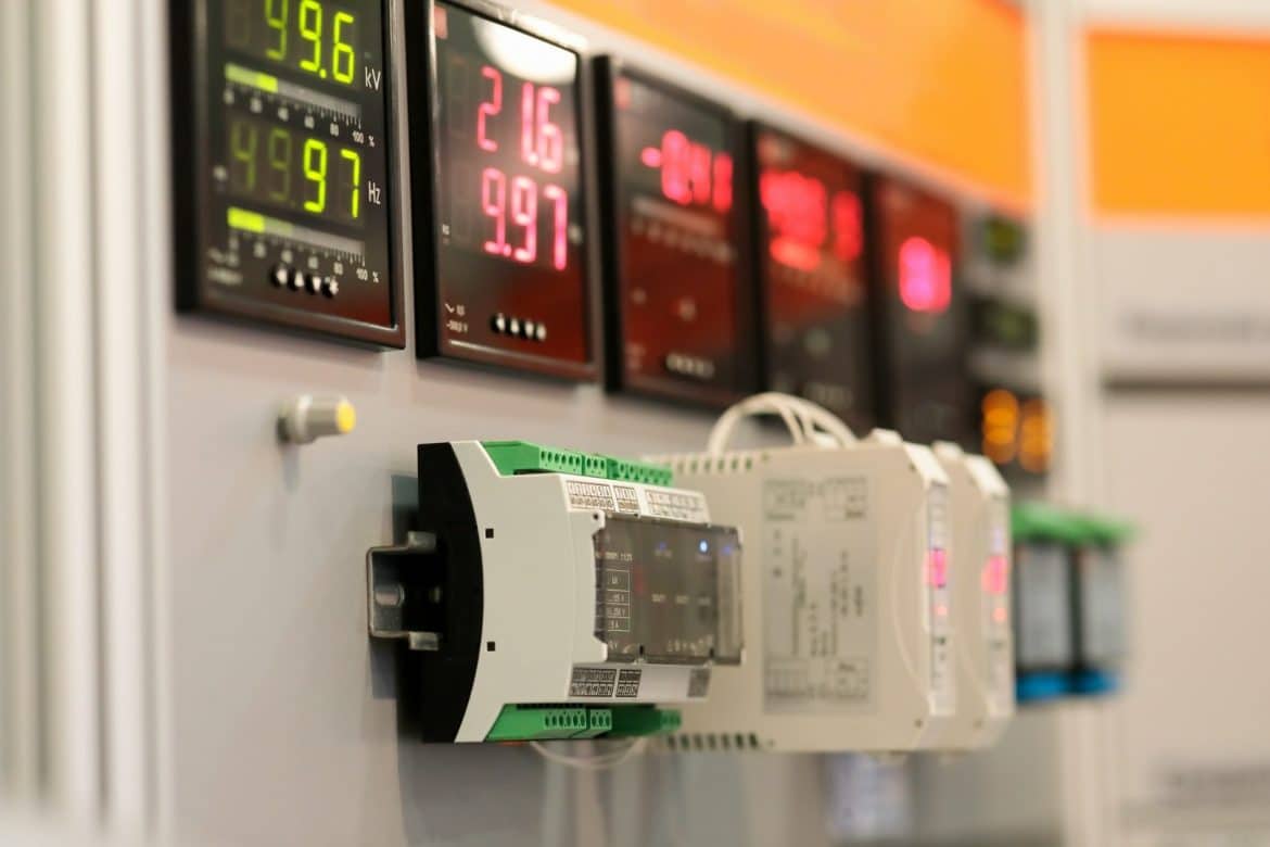 Comment les panneaux LED électroniques soutiennent la communication de production et les règles de sécurité au quotidien